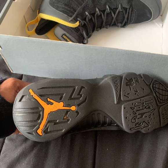 Jordan 9 Retro Dark Charcoal University Gold - Picture 7 of 7